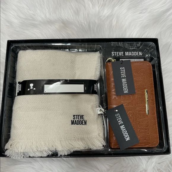 𝅺Steve Madden Scarf & Wristlet Wallet Gift Set NIB